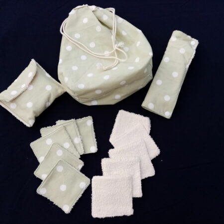 Accessoires de toilettes. Un pochon avec cordon de serrage motifs gros pois blanc sur fond vert clair. 10 lingettes lavables même motifs, une face éponge, une face cretonne de coton. Un étui à savon, ou déodorant solide, ou shampoing solide avec les mêmes motifs, éponge et cretonne de coton. Un étui à dentifrice et brosse à dents même motifs, éponge et cretonne de coton. Cherchez le Chas.
